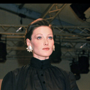 Carla Bruni défile pour Pierre Balmain, collection prêt-à-porter automne-hiver 1993-1994. Paris, le 20 mars 1993.