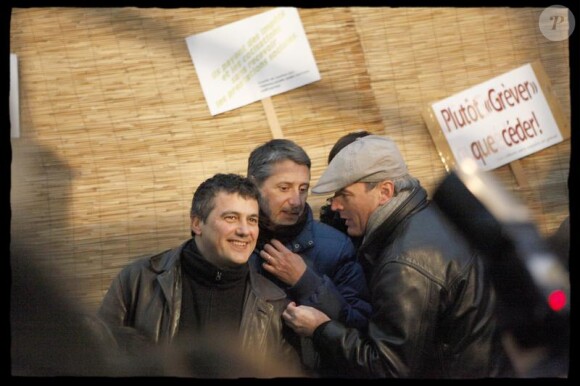 Patrick Pelloux, Antoine de Caunes et Laurent Baffie dégustent une galette avec les sans papiers, dans le VIe arrondissement de Paris. 6/01/2010