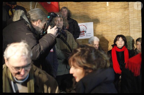 Juliette Binoche déguste une galette avec les sans papiers, dans le VIe arrondissement de Paris. 6/01/2010