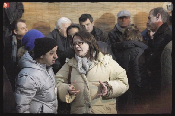 Booder et Josiane Balasko dégustent une galette avec les sans papiers, dans le VIe arrondissement de Paris. 6/01/2010