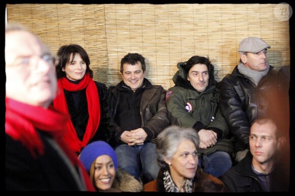 Juliette Binoche, Patrick Pelloux, Yvan Attal et laurent Baffie dégustent une galette avec les sans papiers, dans le VIe arrondissement de Paris. 6/01/2010