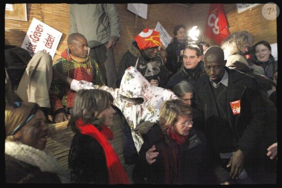 Juliette Binoche, Laurent Baffie, Antoine de Caunes, Guy Bedos, Booder, Yvan Attal, Cali ou encore Patrick Pelloux dégustent une galette avec les sans papiers, dans le VIe arrondissement de Paris. 6/01/2010