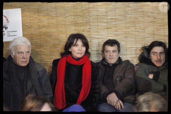 Guy Bedos, Juliette Binoche, Patrick Pelloux et Yvan Attal dégustent une galette avec les sans papiers, dans le VIe arrondissement de Paris. 6/01/2010