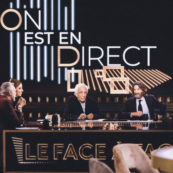 Exclusif - Gérard Darmon, Frédéric Beigbeder sur le plateau de l'émission "On Est En Direct" (OEED) du samedi 5 février, présentée par L.Salamé et L.Ruquier et diffusée en direct sur France 2 à Paris, France, le 5 février 2022. © Jack Tribeca/Bestimage 