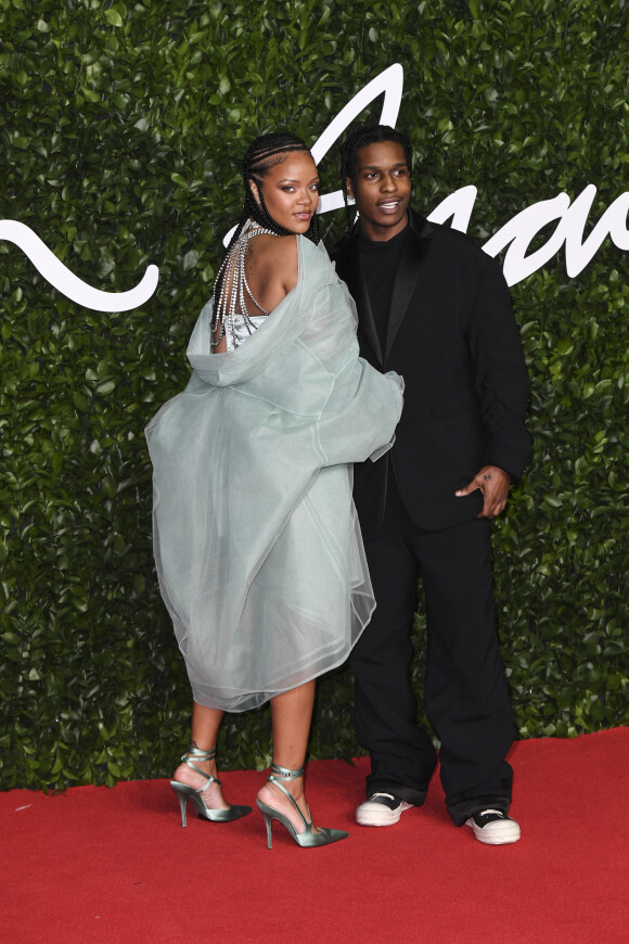 A$AP Rocky est aux petits soins pour sa compagne Rihanna, enceinte de leur premier enfant.