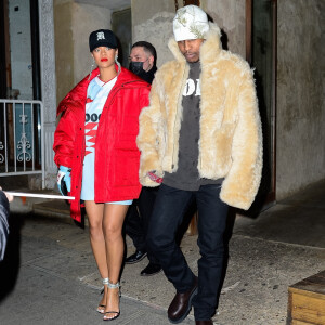 Rihanna et son compagnon A$AP Rocky quittent le restaurant "Peasant" à New York, le 22 janvier 2022.