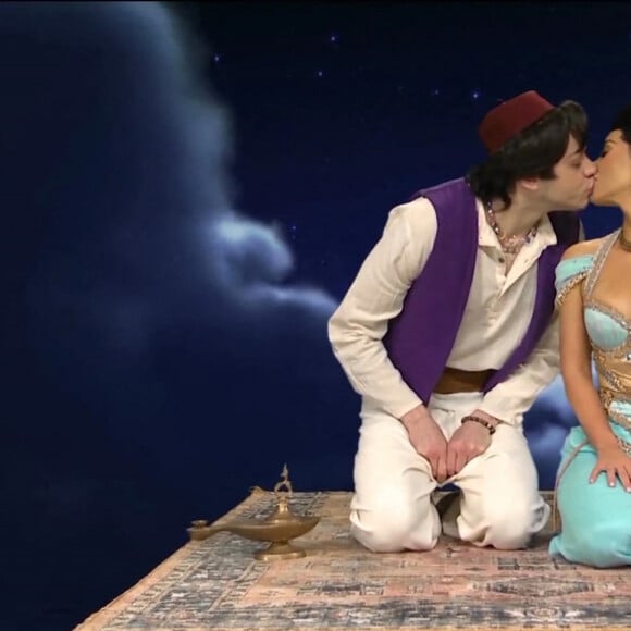 Kim Kardashian et Pete Davidson dans une parodie d'Aladdin dans l'émission "Saturday Night Live". New York. Le 30 octobre 2021.