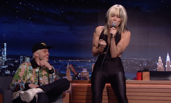 Miley Cyrus taquine Pete Davidson à propos de Kim Kardashian lors de l'émission The Tonight Show avec Jimmy Fallon.