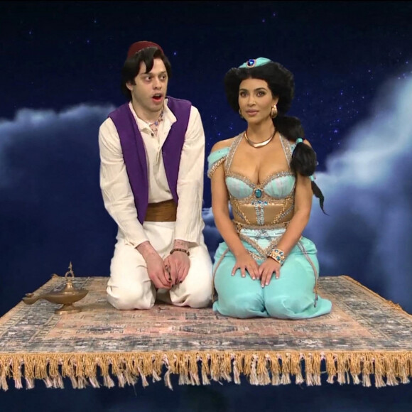 Kim Kardashian et Pete Davidson dans une parodie d'Aladdin dans l'émission "Saturday Night Live". New York. Le 30 octobre 2021.
