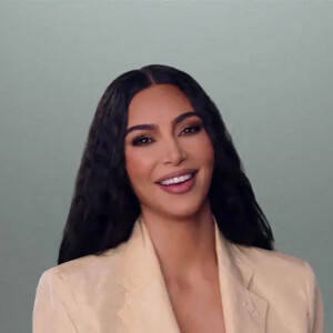 La plateforme de streaming Hulu a célébré l'arrivée de 2022 avec un court teaser de sa prochaine série non scénarisée The Kardashians. Ce nouveau programme de téléréalité mettant en scène la famille Kardashian-Jenner sera proposé en France sur la plateforme Disney+ au sein de son univers Star Originals.