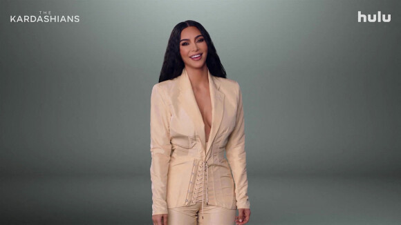 La plateforme de streaming Hulu a célébré l'arrivée de 2022 avec un court teaser de sa prochaine série non scénarisée The Kardashians. Ce nouveau programme de téléréalité mettant en scène la famille Kardashian-Jenner sera proposé en France sur la plateforme Disney+ au sein de son univers Star Originals.