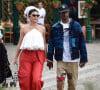 Kylie Jenner et son compagnon Travis Scott font du shopping en amoureux dans une boutique de cosmétiques pendant leurs vacances à Portofino, Italie, le 12 août 2019. 