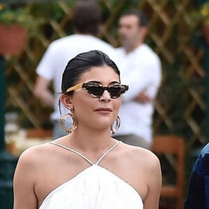 Kylie Jenner et son compagnon Travis Scott font du shopping en amoureux dans une boutique de cosmétiques pendant leurs vacances à Portofino, Italie, le 12 août 2019. 