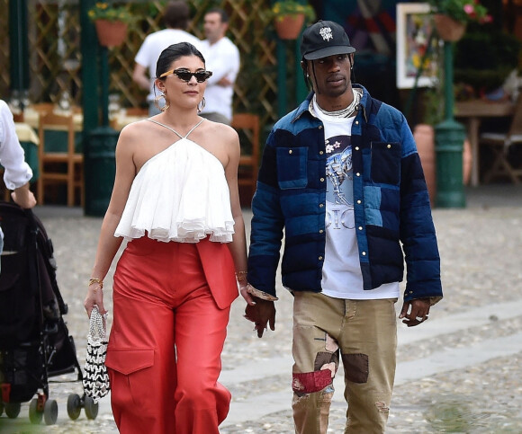 Kylie Jenner et son compagnon Travis Scott font du shopping en amoureux dans une boutique de cosmétiques pendant leurs vacances à Portofino, Italie, le 12 août 2019. 