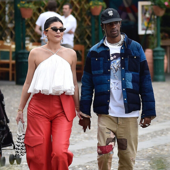 Kylie Jenner et son compagnon Travis Scott font du shopping en amoureux dans une boutique de cosmétiques pendant leurs vacances à Portofino, Italie, le 12 août 2019. 