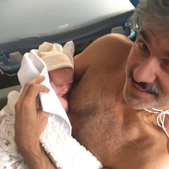 François Vincentelli annonce la naissance de sa fille Colette, née de ses amours avec Alice Dufour. Sur Instagram, le 28 décembre 2021.
