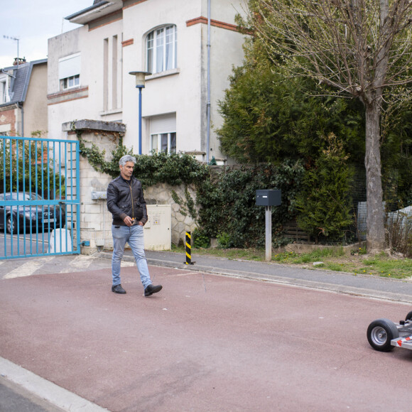 François Vincentelli sur le tournage d'un court-métrage pour la Fondation "Action Enfance" à Soissons. Le 18 avril 2021. © Pierre Perusseau / Bestimage