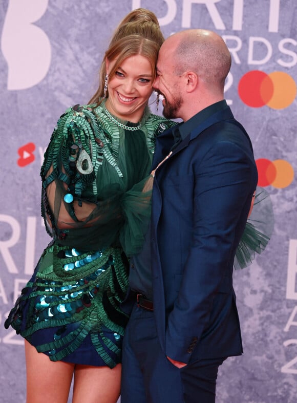 Becky Hill et son fiancé Charlie assistent à la cérémonie des Brit Awards 2022 à l'O2 Arena. Londres, le 8 février 2022.