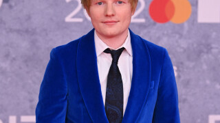 Ed Sheeran : Dandy chic en costume bleu devant un défilé de bombes aux BRIT awards