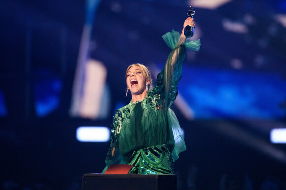 Becky Hill lors de la cérémonie des Brit Awards 2022 à l'O2 Arena à Londres, le 8 février 2022.