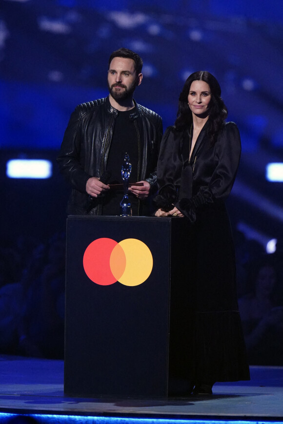 Courteney Cox et son compagnon Johnny McDaid lors de la cérémonie des Brit Awards 2022 à l'O2 Arena à Londres, le 8 février 2022.