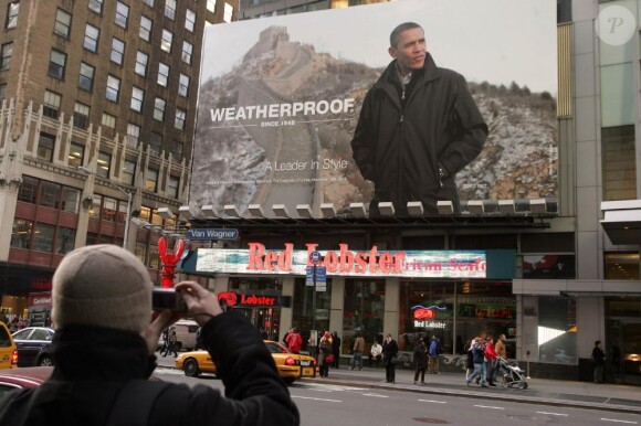 Barack Obama, égérie à son insu de la marque Weatherproof. La publicité est hissée sur un panneau de Times Square, à New York !