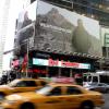 Barack Obama, égérie à son insu de la marque Weatherproof. La publicité est hissée sur un panneau de Times Square, à New York !