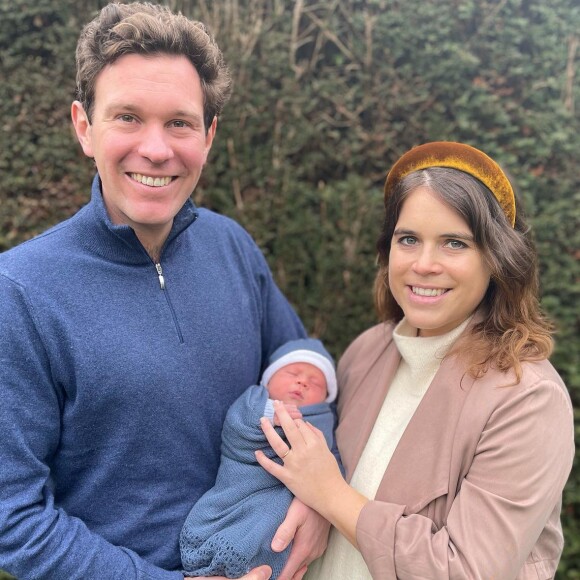 La princesse Eugenie, son mari Jack Brooksbank et leur fils August. Première photo à trois dévoilée sur Instagram.