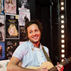 Exclusif - No Web - Vianney - Backstage de l'enregistrement de l'émission "300 Choeurs chantent Les plus beaux duos" à Paris, qui sera diffusée le 8 janvier 2021 sur France 3. Pour commencer l'année 2021 en beauté, " 300 choeurs " va réunir plusieurs générations d'artistes lors d'un grand show exceptionnel consacré aux plus beaux duos français. Pour la première fois depuis sa création, l'émission va orchestrer la rencontre inédite d'une trentaine de duos autour des plus beaux choeurs français... Toutes ces voix vont revisiter ensemble, dans des versions spécialement créées pour l'occasion, les grandes chansons d'hier et d'aujourd'hui... Une quarantaine d'artistes se mêleront aux voix des " 300 Choeurs ". Des duos qui seront accompagnés par les plus belles chorales : GOSPEL POUR 100 VOIX, LE CHŒUR DE PIERRE, LE CHŒUR DES PETITES MAINS SYMPHONIQUES, LES PETITS CHANTEURS D'ASNIÈRES, LE CHŒUR SYMPHONIQUE DE PARIS, LES CHŒURS DE FRANCE, CHŒUR ET MOUVEMENT, LES COPAINS D'ACCORDS, SANKOFA UNIT, BLOOMGOSPEL, LACRYMA VOCE, L'ACADÉMIE INTERNATIONALE DE COMÉDIE MUSICALE, LE CHŒUR C4 " 300 choeurs chantent les plus beaux duos ", un show musical inédit sous le signe du partage, riche en surprises et en émotions... © Tiziano Da Silva / Bestimage 