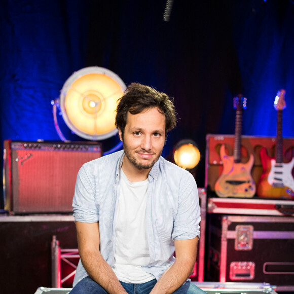 Exclusif - No Web - Vianney - Backstage de l'enregistrement de l'émission "300 Choeurs chantent Les plus beaux duos" à Paris, qui sera diffusée le 8 janvier 2021 sur France 3. Pour commencer l'année 2021 en beauté, " 300 choeurs " va réunir plusieurs générations d'artistes lors d'un grand show exceptionnel consacré aux plus beaux duos français. Pour la première fois depuis sa création, l'émission va orchestrer la rencontre inédite d'une trentaine de duos autour des plus beaux choeurs français... Toutes ces voix vont revisiter ensemble, dans des versions spécialement créées pour l'occasion, les grandes chansons d'hier et d'aujourd'hui... Une quarantaine d'artistes se mêleront aux voix des " 300 Choeurs ". Des duos qui seront accompagnés par les plus belles chorales : GOSPEL POUR 100 VOIX, LE CHŒUR DE PIERRE, LE CHŒUR DES PETITES MAINS SYMPHONIQUES, LES PETITS CHANTEURS D'ASNIÈRES, LE CHŒUR SYMPHONIQUE DE PARIS, LES CHŒURS DE FRANCE, CHŒUR ET MOUVEMENT, LES COPAINS D'ACCORDS, SANKOFA UNIT, BLOOMGOSPEL, LACRYMA VOCE, L'ACADÉMIE INTERNATIONALE DE COMÉDIE MUSICALE, LE CHŒUR C4 " 300 choeurs chantent les plus beaux duos ", un show musical inédit sous le signe du partage, riche en surprises et en émotions... © Tiziano Da Silva / Bestimage