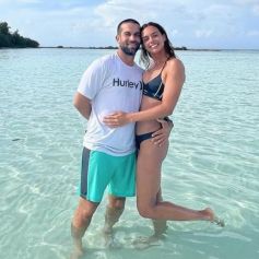 Marine Lorphelin et son fiancé Christophe sur la plage de Moorea, en Nouvelle-Calédonie. Février 2022.