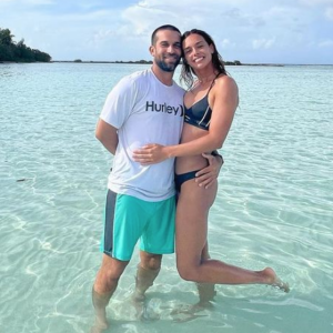 Marine Lorphelin et son fiancé Christophe sur la plage de Moorea, en Nouvelle-Calédonie. Février 2022.