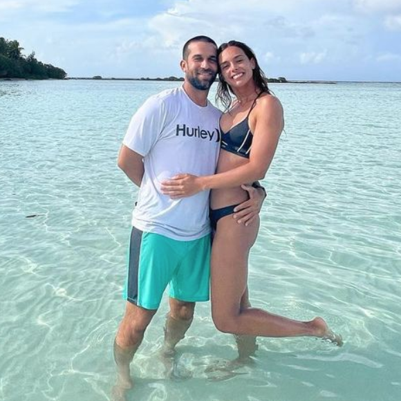 Marine Lorphelin et son fiancé Christophe sur la plage de Moorea, en Nouvelle-Calédonie. Février 2022.