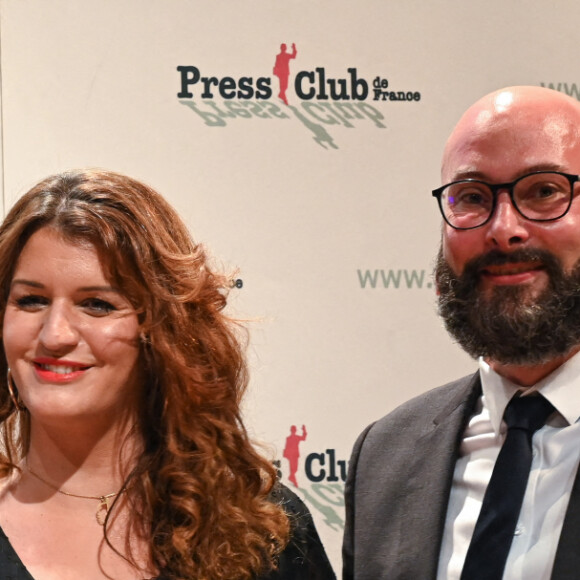 Marlène Schiappa, ministre déléguée chargée de la citoyenneté et son mari Cédric Bruguière lors de la remise des prix "Humour et politique" du Press Club de France à Issy les Moulineaux le 7 décembre 2021.