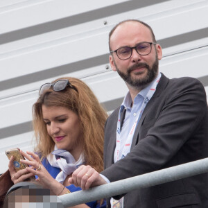 Marlène Schiappa, secrétaire d'Etat, chargée de l'Egalité des femmes et des hommes, et son compagnon Cédric Bruguière assistent a l'arrivée des 24h du Mans lors de la 87ème édition des 24 Heures du Mans le 16 juin 2019