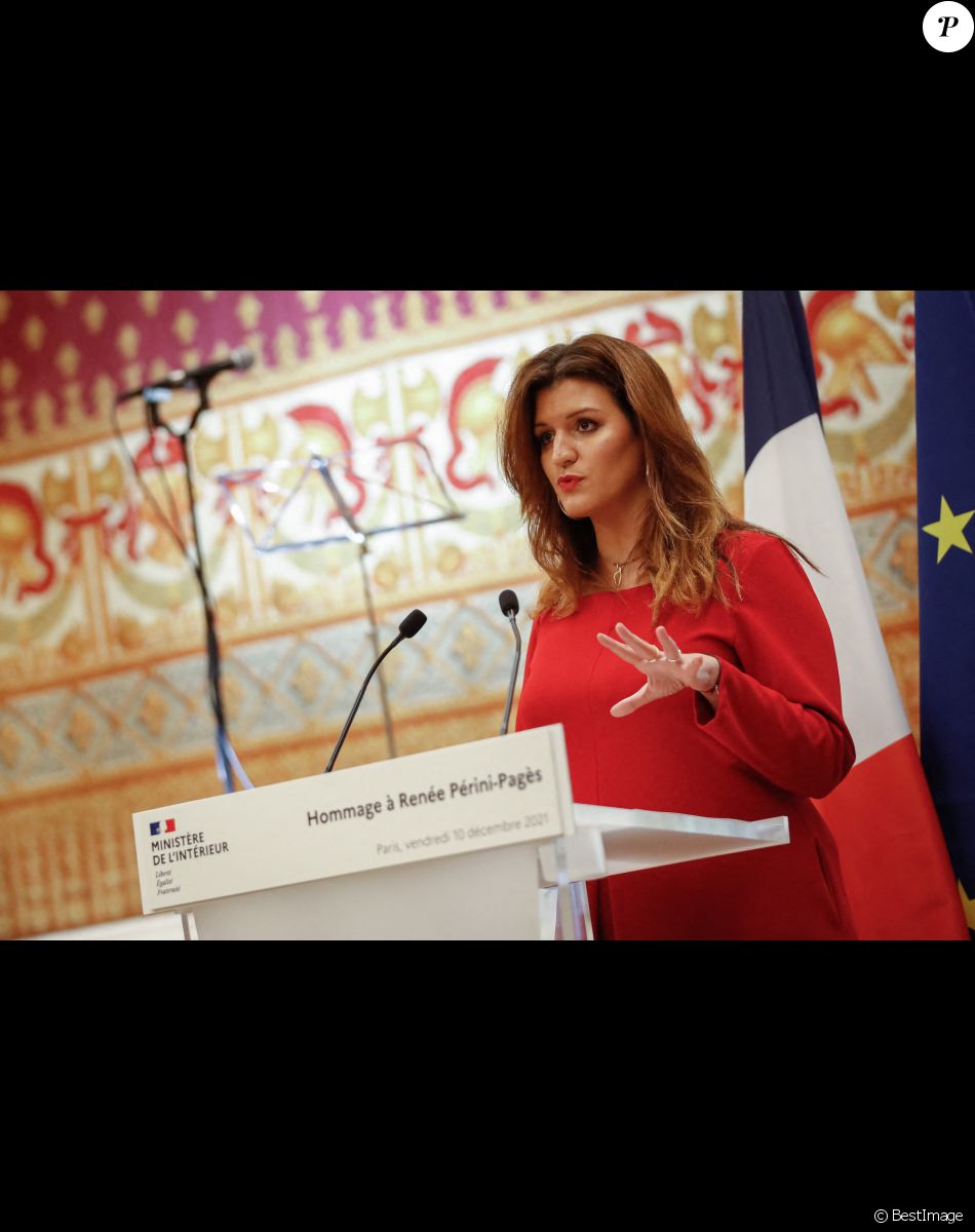 La ministre déléguée à la Citoyenneté, Marlène Schiappa, rend hommage à Renée Périni-Pagès lors d'une célébration à l'hôtel Beauvau à Paris, France, le 10 décembre 2021. © Aurélien Morissard/Panoramic