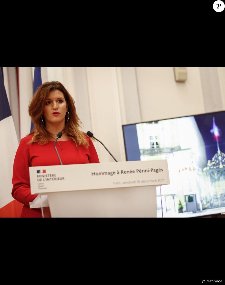 La ministre déléguée à la Citoyenneté, Marlène Schiappa, rend hommage à Renée Périni-Pagès lors d'une célébration à l'hôtel Beauvau à Paris, France, le 10 décembre 2021. © Aurélien Morissard/Panoramic