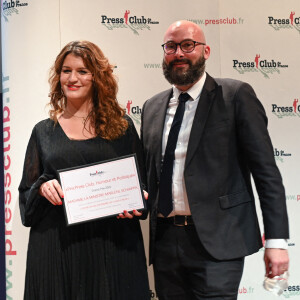 Marlène Schiappa, ministre déléguée chargée de la citoyenneté et son mari Cédric Bruguière lors de la remise des prix "Humour et politique" du Press Club de France à Issy les Moulineaux le 7 décembre 2021.