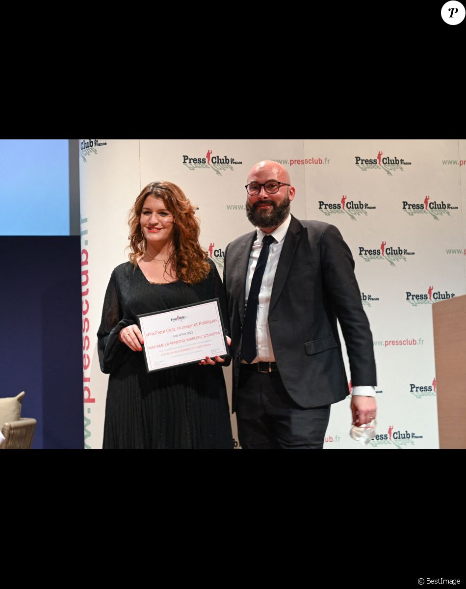 Marlène Schiappa, ministre déléguée chargée de la citoyenneté et son mari Cédric Bruguière lors de la remise des prix "Humour et politique" du Press Club de France à Issy les Moulineaux le 7 décembre 2021.