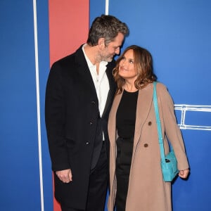 Mariska Hargitay avec son mari Peter Hermann assistent l'avant-première de la comédie musicale "The Music Man" au Winter Garden Theatre à New York le 10 février 2022.