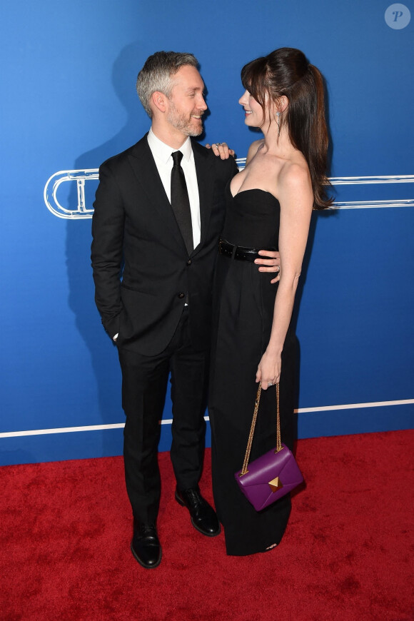 Anne Hathaway et son mari Adam Shulman assistent l'avant-première de la comédie musicale "The Music Man" au Winter Garden Theatre à New York le 10 février 2022.