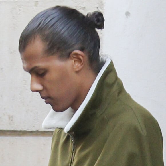 Le chanteur Stromae, se laisse pousser les cheveux, et sa femme Coralie Barbier quittent leur hôtel pour se rendre au défilé de mode "Louis Vuitton" collection prêt-à-porter Printemps-Eté 2017 lors de la Fashion Week de Paris, place Vendôme à Paris, France, le 5 octobre 2016. © Agence/Bestimage 