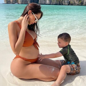 Nabilla enceinte, avec son fils Milann en vacances en Thaïlande, sur Instagram le 8 février 2022.