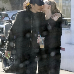 Exclusif - Lily-Rose Depp et son compagnon Yassine Stein vont déjeuner chez "Astroburger" à Los Angeles, le 6 février 2022. 