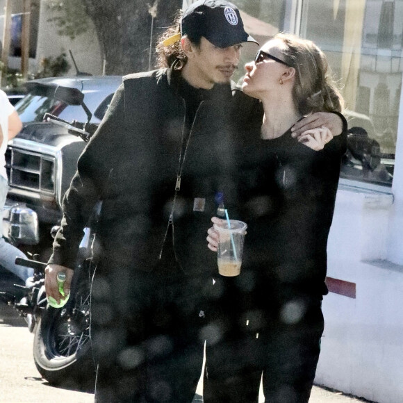 Exclusif - Lily-Rose Depp et son compagnon Yassine Stein vont déjeuner chez "Astroburger" à Los Angeles, le 6 février 2022. 