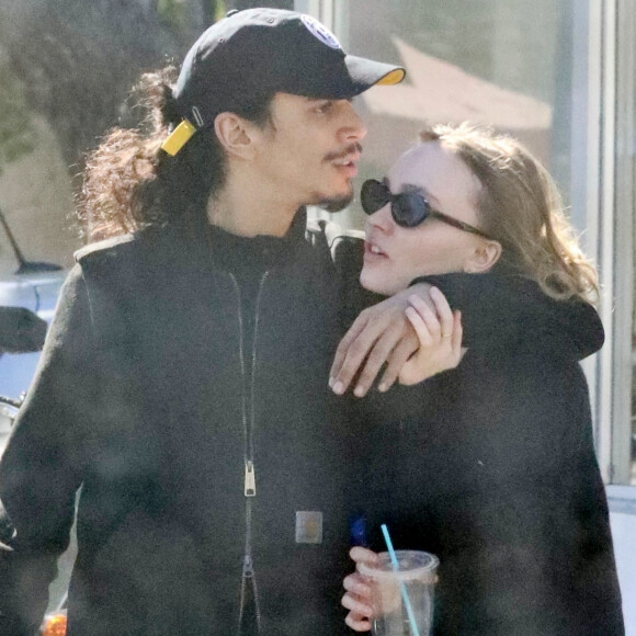 Exclusif - Lily-Rose Depp et son compagnon Yassine Stein vont déjeuner chez "Astroburger" à Los Angeles, le 6 février 2022. 