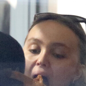 Exclusif - Lily-Rose Depp et son compagnon Yassine Stein vont déjeuner chez "Astroburger" à Los Angeles, le 6 février 2022. 