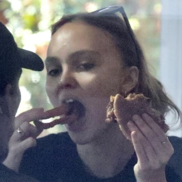 Exclusif - Lily-Rose Depp et son compagnon Yassine Stein vont déjeuner chez "Astroburger" à Los Angeles, le 6 février 2022. 