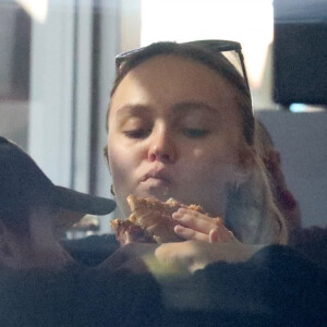 Exclusif - Lily-Rose Depp et son compagnon Yassine Stein vont déjeuner chez "Astroburger" à Los Angeles, le 6 février 2022. 