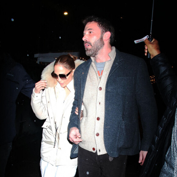 Les tourtereaux Jennifer Lopez et son compagnon Ben Affleck quittent un studio pendant une journée pluvieuse à New York City, New York, Etats-Unis, le 4 février 2022. 